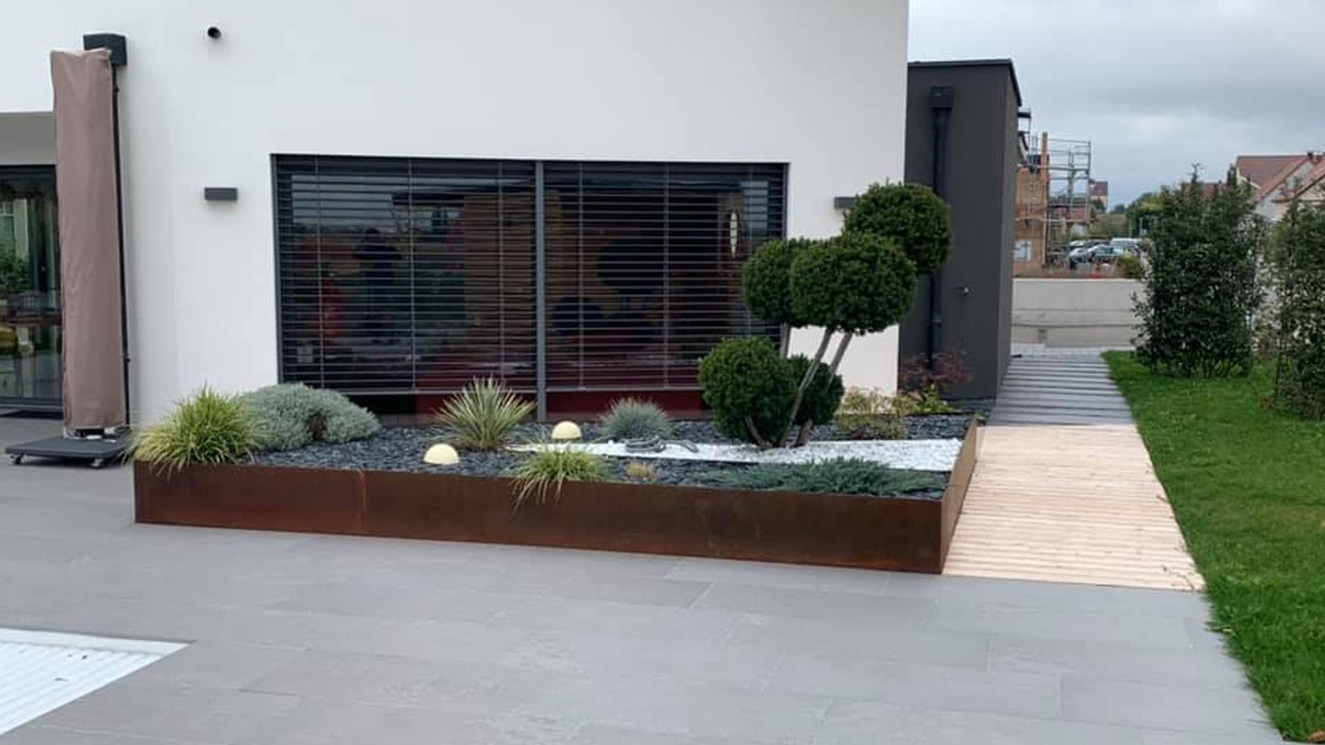 Terrasse en pierre naturelle réalisée par L'An Vert du Jardin